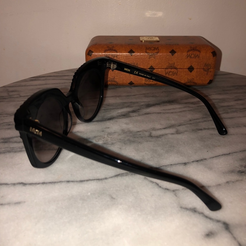 ❌SOLD OUT❌ MCM Black Sunglasses - Picture 4 of 8